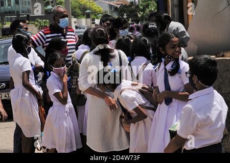 Colombo, Sri Lanka. 11 octobre 2020. Les étudiants qui viennent de terminer leurs examens se tiennent à une porte d'école à Colombo, Sri Lanka, le 11 octobre 2020. Environ 330,000 étudiants sri-lankais ont passé l'examen de bourses d'études, également connu sous le nom d'examen de bourses d'études de 5 e année, dans près de 3,000 centres d'examen à travers le pays, dimanche, dans le contexte de la pandémie COVID-19. Credit: Tang lu/Xinhua/Alay Live News Banque D'Images