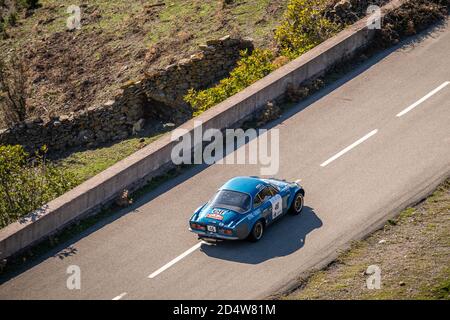 Col de San Colombano, Corse, France - 8 octobre 2020 : Christian Chambord et Patrick Fourestie participent à leur Renault Alpine A110 1800 en 2020 Banque D'Images