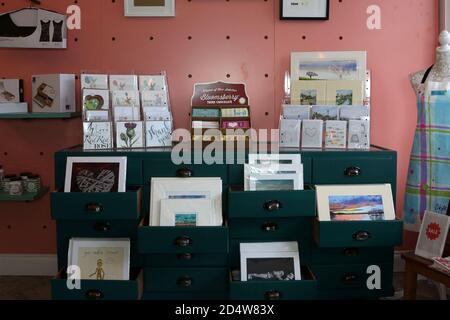 Hansel HI Shop Prestwick main Street . Un magasin de charité avec une différence vendant l'artisanat et les marchandises plutôt que des biens d'occasion et des vêtements. L'association caritative est pour Hansel ou Hansel Village Hansel, un fournisseur de soins sociaux de premier plan, basé dans l'ouest de l'Écosse, offrant une gamme de services aux personnes handicapées. Banque D'Images
