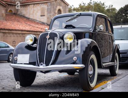 Espagne; sept 2020: Italien classique Fiat 500 Topolino. Voiture noire emblématique d'époque garée dans la rue. Feux ronds jaunes, roues blanches, rétroviseurs chromés a Banque D'Images