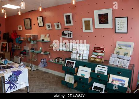 Hansel HI Shop Prestwick main Street . Un magasin de charité avec une différence vendant l'artisanat et les marchandises plutôt que des biens d'occasion et des vêtements. L'association caritative est pour Hansel ou Hansel Village Hansel, un fournisseur de soins sociaux de premier plan, basé dans l'ouest de l'Écosse, offrant une gamme de services aux personnes handicapées. Banque D'Images