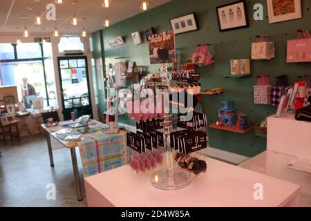 Hansel HI Shop Prestwick main Street . Un magasin de charité avec une différence vendant l'artisanat et les marchandises plutôt que des biens d'occasion et des vêtements. L'association caritative est pour Hansel ou Hansel Village Hansel, un fournisseur de soins sociaux de premier plan, basé dans l'ouest de l'Écosse, offrant une gamme de services aux personnes handicapées. Banque D'Images