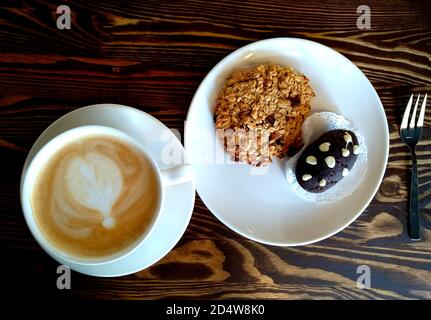 Photo d'un grand café cappuccino avec des biscuits dans le café Banque D'Images