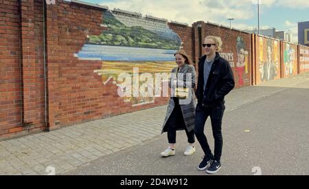 Glasgow, Écosse, Royaume-Uni, 11 octobre, 2020:Dennistoun a élu huitième meilleur endroit au monde pour vivre dans le temps ou huit heures plus cool pour vivre dans le monde. La gentrification de la zone de la classe ouvrière est se reflète dans les sites et les gens, la brasserie tennents dans drygate sur la rue duke domine la zone avec ses œuvres d'art. Crédit : Gerard Ferry/Alay Live News Banque D'Images