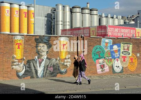 Glasgow, Écosse, Royaume-Uni, 11 octobre, 2020:Dennistoun a élu huitième meilleur endroit au monde pour vivre dans le temps ou huit heures plus cool pour vivre dans le monde. La gentrification de la zone de la classe ouvrière est se reflète dans les sites et les gens, la brasserie tennents dans drygate sur la rue duke domine la zone avec ses œuvres d'art. Crédit : Gerard Ferry/Alay Live News Banque D'Images