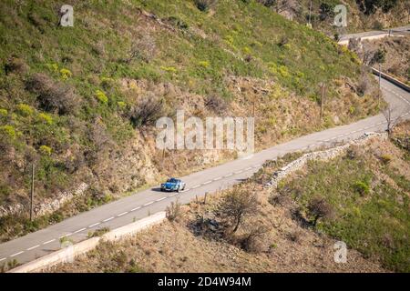 Col de San Colombano, Corse, France - 8 octobre 2020 : Christian Chambord et Patrick Fourestie participent à leur Renault Alpine A110 1800 en 2020 Banque D'Images