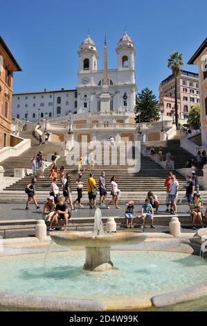 Italie, Rome, Piazza di Spagna, fontaine Barcacia et marches espagnoles Banque D'Images