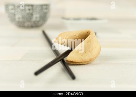 Cookie de fortune avec baguettes Banque D'Images