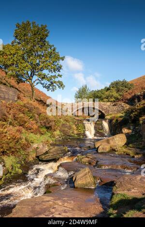 Royaume-Uni, Angleterre, Staffordshire, Moorlands, Ax Edge Moor, Three Shires Head Old Stone Packhorse Bridge au-dessus de la rivière Dane Banque D'Images