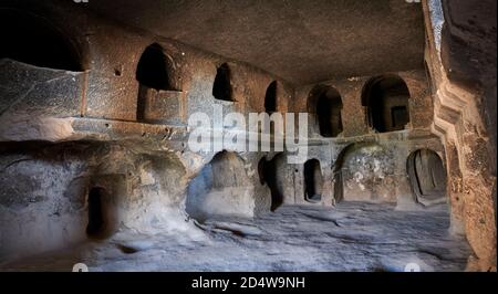 Vue intérieure de la cathédrale de roche chrétienne ancienne coupée en roche volcanique. 8e-9e cent AD. Cathédrale de Selime en Cappadoce, Ilhara Vallet, Turquie Banque D'Images
