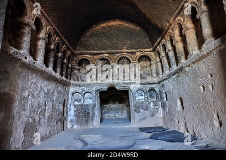Vue intérieure de l'église de roche chrétienne ancienne coupée en roche volcanique. 8e-9e cent AD. Cathédrale de Selime en Cappadoce, Ilhara Vallet, Turquie Banque D'Images