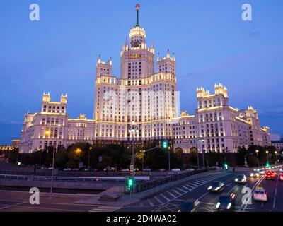 Staline gratte-ciel sur le remblai de Kotelnicheskaya à Moscou, en Russie. Vue sur la tour du bâtiment au crépuscule avec les lumières allumées. Banque D'Images