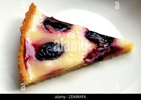 Photo de tarte aux prunes dans un café Banque D'Images