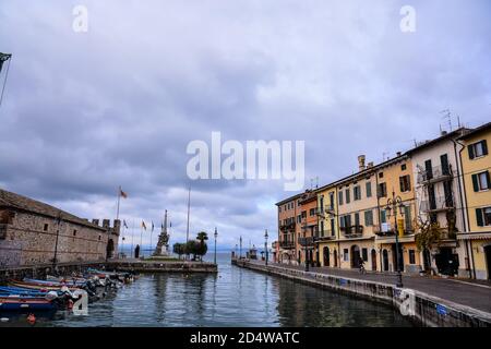 Lazise est une commune médiévale de la province de Vérone, dans la région italienne de Vénétie, située sur la rive est du lac de Garde Banque D'Images