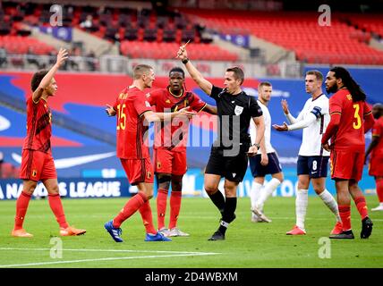 Thomas Meunier (deuxième à gauche) de Belgique reçoit une carte jaune après avoir fouillé Jordan Henderson (deuxième à droite) d'Angleterre, ce qui a entraîné une pénalité lors du match de la Ligue des Nations de l'UEFA A au stade Wembley, à Londres. Banque D'Images