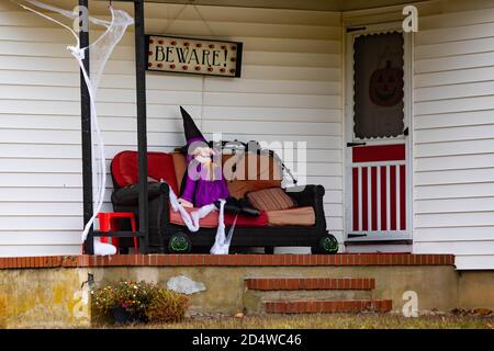 Sorcière effrayante assise sur le canapé halloween décoration extérieure Banque D'Images