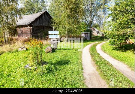 Panneau fait maison pour la vente de lait et de fromage cottage dans un village russe. Texte en russe: Lait, caillé Banque D'Images