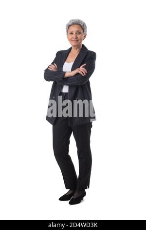 Portrait complet de la femme asiatique mûre heureuse et belle isolée sur fond blanc, hommes d'affaires Banque D'Images