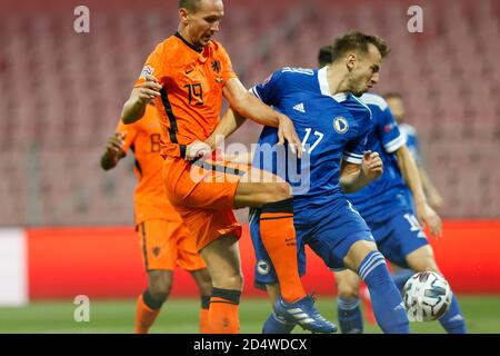 Zenica, Bosnie-Herzégovine. 11 octobre 2020. Joueur bosniaque Siniša Saničanin défi de balle joueur néerlandais Luuk de Jong lors de la Ligue des Nations de l'UEFA Bosnie-Herzégovine et pays-Bas à Zenica, Bosnie-Herzégovine, 11, octobre 2020. Au stade Bilino Polje. Crédit : Amel Emric/Alamy Live News Banque D'Images