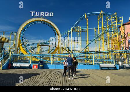 Montagnes russes sur le Palace Pier à Brighton, Angleterre Banque D'Images