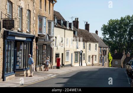 Malmesbury, Wiltshire, Angleterre, Royaume-Uni. 2020. Personnes regardant une fenêtre d'agents immobiliers sur la rue High à Malmesbury un endroit désirable pour vivre, Banque D'Images