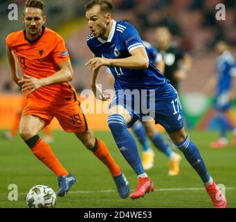 Zenica, Bosnie-Herzégovine. 11 octobre 2020. Joueur bosniaque Siniša Saničanin défi de balle joueur néerlandais Luuk de Jong lors de la Ligue des Nations de l'UEFA Bosnie-Herzégovine et pays-Bas à Zenica, Bosnie-Herzégovine, 11, octobre 2020. Au stade Bilino Polje. Crédit : Amel Emric/Alamy Live News Banque D'Images