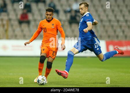 Zenica, Bosnie-Herzégovine. 11 octobre 2020. Joueur bosniaque Siniša Saničanin challenge pour le ballon joueur néerlandais Donyell Malen lors de l'UEFA Nations League Bosnie-Herzégovine et pays-Bas à Zenica, Bosnie-Herzégovine, 11, octobre 2020. Au stade Bilino Polje. Crédit : Amel Emric/Alamy Live News Banque D'Images