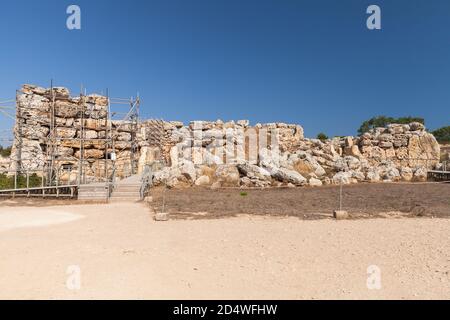 Xaghra Ggantija, Malte - 26 août 2019 : les touristes sont près de Ggantija, c'est un complexe de temples mégalithiques du Néolithique sur l'île méditerranéenne Banque D'Images