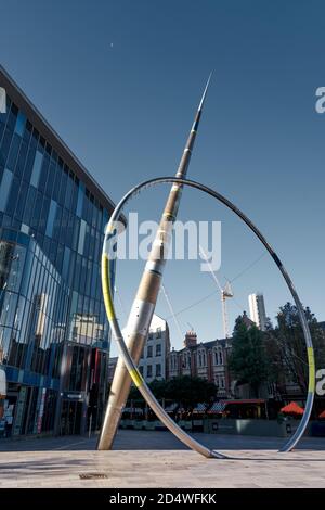 La sculpture de l'Alliance par Jean-Bernard Metais à l'extérieur de la Bibliothèque centrale de Cardiff, Cardiff, pays de Galles du Sud Banque D'Images