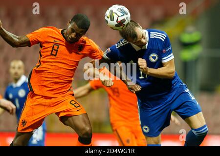 Zenica, Bosnie-Herzégovine. 11 octobre 2020. Joueur bosniaque Siniša Saničanin défi de balle joueur néerlandais Georginio Wijnaldum lors de la Ligue des Nations de l'UEFA Bosnie-Herzégovine et pays-Bas à Zenica, Bosnie-Herzégovine, 11, octobre 2020. Au stade Bilino Polje. Crédit : Amel Emric/Alamy Live News Banque D'Images