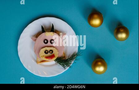 Idée drôle de petit déjeuner pour les enfants. Sandwich en forme de vache à bœuf à base de pain, saucisse, fromage. Vue de dessus de la nourriture de Noël du nouvel an avec espace pour les copies Banque D'Images