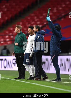 Gareth Southgate, directeur de l'Angleterre, dirige Jadon Sancho lorsqu'il est acheté pour jouer pendant le match de la Ligue des Nations de l'UEFA 2, League A au stade Wembley, à Londres. Banque D'Images