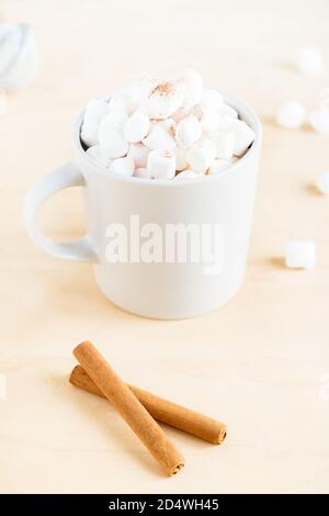 Tasse de chocolat chaud avec guimauves sur fond de bois. Banque D'Images
