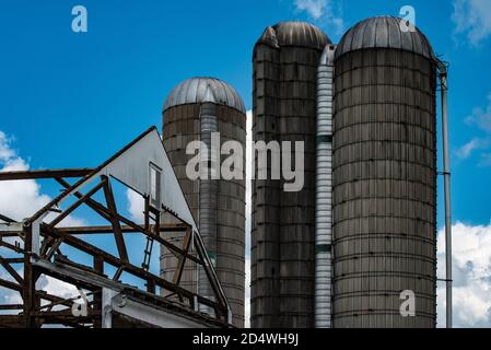 Cadre et silos de la grange Amish, comté de Lancaster, Pennsylvanie. ÉTATS-UNIS Banque D'Images