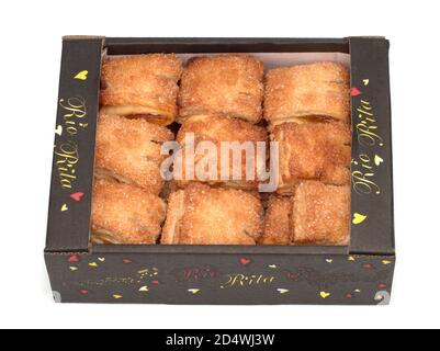 Pâte feuilletée, biscuits de pieds d'oie avec remplissage de pomme dans la boîte sur fond blanc Banque D'Images
