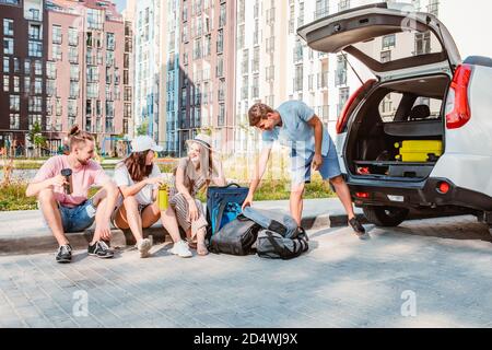 vos amis chargent le coffre avec leurs bagages Banque D'Images