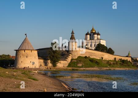 Vue sur le Kremlin de Pskov depuis la rivière Pskova creek. Tours, mur et cathédrale de la Trinité en arrière-plan. Banque D'Images