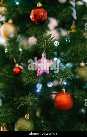 Gros plan d'une boule de Noël en forme d'étoile sur un arbre de Noël. Banque D'Images