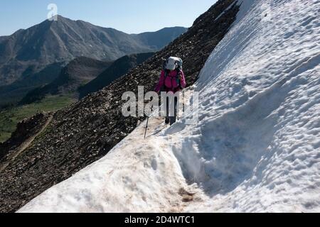 Escalade jusqu'au Lake Ann Pass, Collegiate West sur la piste 485 Mile Colorado Trail, Colorado Banque D'Images