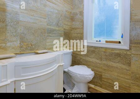 Rénovation de la maison une salle de bains avec lavabo et toilettes dans le nouvelle maison moderne intérieur de salle de bains Banque D'Images