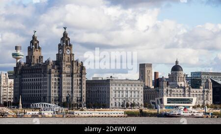 Royal Iris devant les trois Grâces sur le front de mer de Liverpool, célèbre dans le monde entier, capturé en octobre 2020 par le Wirral. Banque D'Images