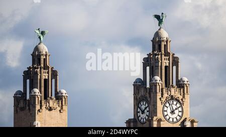 Liver Birds au sommet du Royal Liver Building en observant Liverpool et la rivière Mersey depuis le Wirral. Banque D'Images