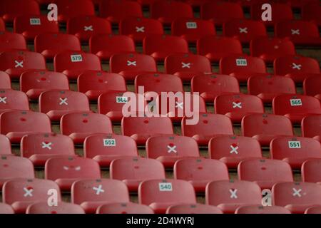 Chaises vides au stade pendant la Ligue des Nations de l'UEFA Bosnie-Herzégovine et pays-Bas à Zenica, Bosnie-Herzégovine. 11 octobre 2020. Au stade Bilino Polje. Crédit : Amel Emric/Alamy Live News Banque D'Images