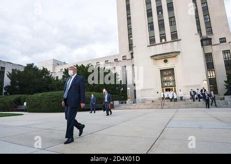 Bethesda, États-Unis d'Amérique. 05e octobre 2020. Le président Donald J. Trump quitte le Walter Reed National Military Medical Center à Bethesda, Md. Lundi 5 octobre 2020, en route vers la Maison Blanche personnes: Président Donald Trump crédit: Storms Media Group/Alay Live News Banque D'Images