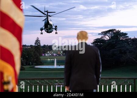 Washington, États-Unis d'Amérique. 05e octobre 2020. Le président Donald J. Trump regarde depuis le balcon de la salle bleue tandis que Marine One quitte la pelouse sud de la Maison Blanche le lundi 5 octobre 2020, après son retour du centre médical militaire national Walter Reed à Bethesda, MD personnes: Président Donald Trump crédit: Storms Media Group/Alay Live News Banque D'Images