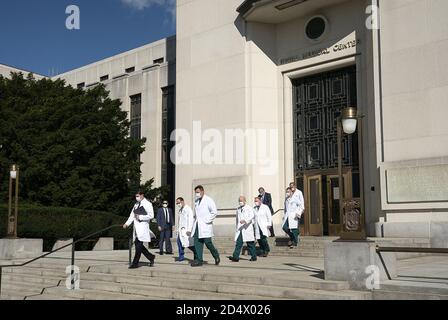 Bethesda, États-Unis d'Amérique. 05e octobre 2020. Le médecin du président, le Dr Sean Conley, accompagné des membres de l'équipe médicale de PresidentÕs, se présente pour faire le point sur la santé du président Donald J. Trump aux membres de la presse le lundi 5 octobre 2020, au Walter Reed National Military Medical Center à Bethesda, MD personnes : Dr Sean Conley crédit : Storms Media Group/Alay Live News Banque D'Images