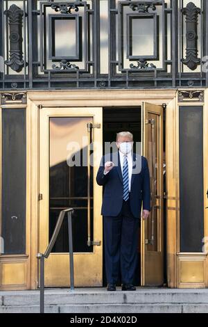 Bethesda, États-Unis d'Amérique. 05e octobre 2020. Le président Donald J. Trump donne une pompe de poing alors qu'il quitte le Walter Reed National Military Medical Center à Bethesda, Md., le lundi 5 octobre 2020, en route vers la Maison Blanche. People: Président Donald Trump Credit: Storms Media Group/Alay Live News Banque D'Images