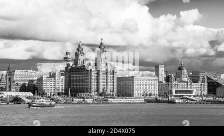 Royal Iris traversant la rivière Mersey alors qu'elle quitte la célèbre ligne d'horizon de Liverpool au loin. Banque D'Images