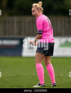 Centre de loisirs Horley, Royaume-Uni. 11 octobre 2020. Naomi Cole, buteur de Crawley Wasps, célèbre à plein temps le match de la FA Women National League entre Crawley Wasps et Watford FC Women au Horley Town FC, au Horley Leisure Centre, en Angleterre, le 11 octobre 2020. Photo d'Andy Rowland. Crédit : Prime Media Images/Alamy Live News Banque D'Images