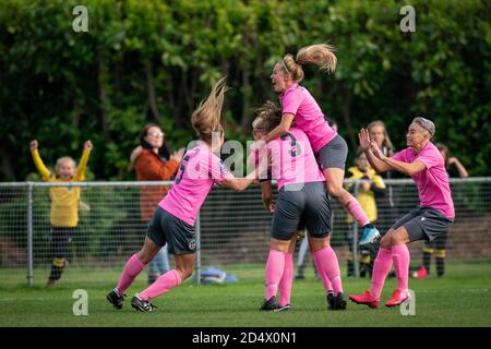 Centre de loisirs Horley, Royaume-Uni. 11 octobre 2020. Célébrations après que Naomi Cole de Crawley Wasps a remporté le but lors du match de la Ligue nationale des femmes FA entre Crawley Wasps et Watford FC Women au Horley Town FC, Horley Leisure Centre, Angleterre, le 11 octobre 2020. Photo d'Andy Rowland. Crédit : Prime Media Images/Alamy Live News Banque D'Images